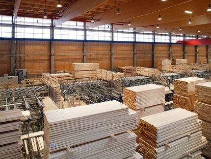 [Translate to English:] Weiterverarbeitung von Holz für die Schwörer-Holzindustrie