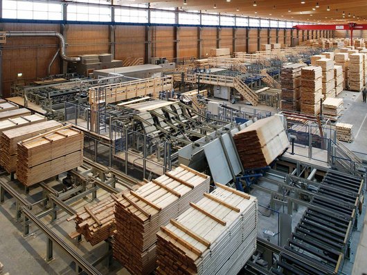 [Translate to Französisch:] weitere Bearbeitung und Verarbeitung von Holz in der Produktionshalle der SchwörerHaus KG