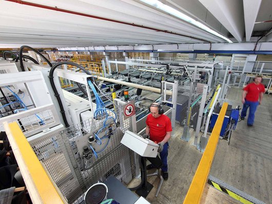 neue Hobelanlage für Holz Personen arbeiten mit der hochmodernen Hobelanlage der SchwörerHaus KG